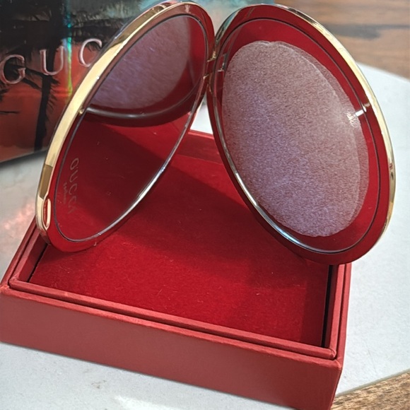 Gucci mirror a beautiful woman accessories made by Guccithis is NWOT - Picture 5 of 14